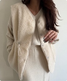 I.O.E（アイオイ）の「キルティング　リバーシブル　ボアベスト（その他アウター）」