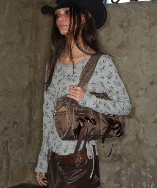 NOT KNOWING(ノットノーイング)の「Double Ribbon Cargo Duffle Bag (BROWN)(ボストンバッグ・レディース・その他・ONE SIZE)」の3枚目の写真