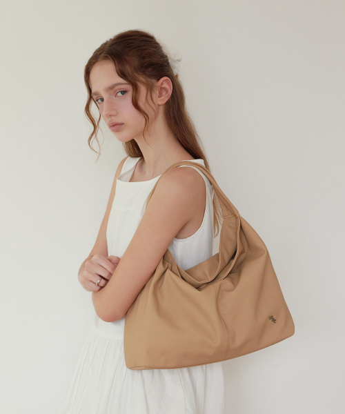 MUCU AND EBONY(ムクアンドエボニー)の「Ballon Bag _ Sand Beige(ショルダーバッグ・レディース・その他・FREE)」の1枚目の写真