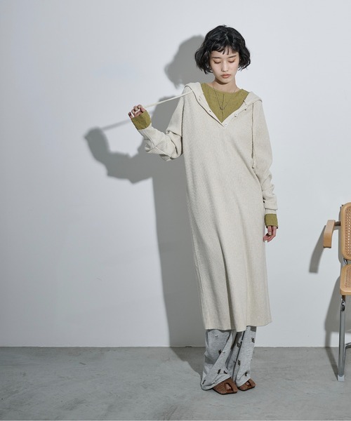 THE YOn(ザヨン)の「ラグランフーディーリブニットワンピース(ワンピース・レディース・ブラック/アイボリー/チャコールグレー・FREE)」の17枚目の写真