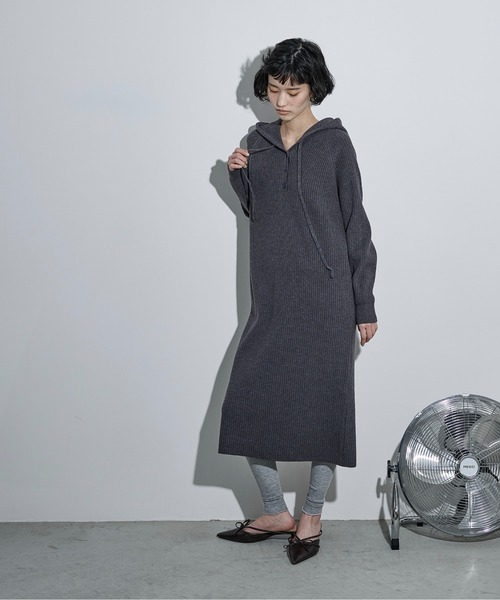 THE YOn(ザヨン)の「ラグランフーディーリブニットワンピース(ワンピース・レディース・ブラック/アイボリー/チャコールグレー・FREE)」の5枚目の写真