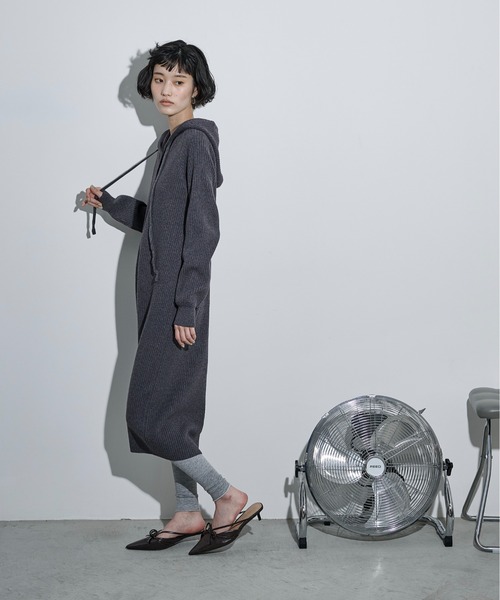 THE YOn(ザヨン)の「ラグランフーディーリブニットワンピース(ワンピース・レディース・ブラック/アイボリー/チャコールグレー・FREE)」の6枚目の写真
