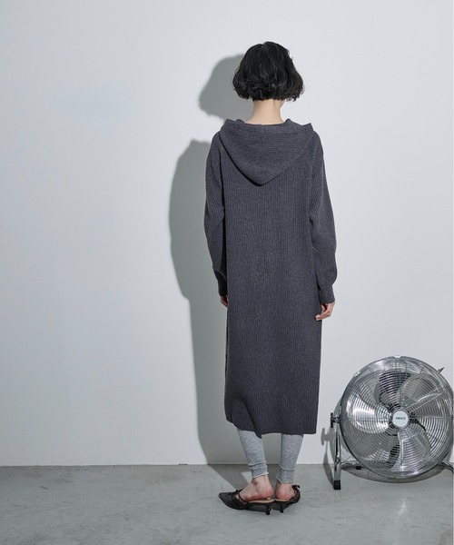 THE YOn(ザヨン)の「ラグランフーディーリブニットワンピース(ワンピース・レディース・ブラック/アイボリー/チャコールグレー・FREE)」の8枚目の写真