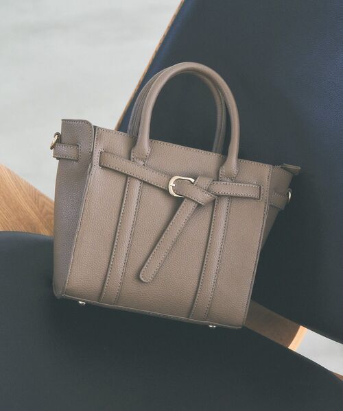 YECCA VECCA（イェッカヴェッカ）の「2wayベルトデザインハンドバッグ（ハンドバッグ・レディース・ベージュ/ブルー/アイボリー・FREE）」の2枚目の写真