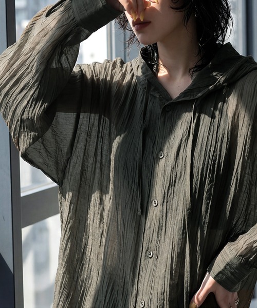 antiqua(アンティカ)の「フード付き シアーシャツ(シャツ/ブラウス・レディース・ブラック/カーキ/ホワイト・ONESIZE)」の10枚目の写真