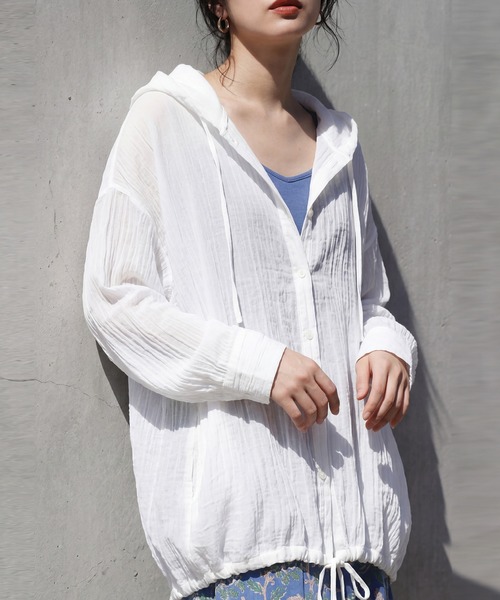 antiqua(アンティカ)の「フード付き シアーシャツ(シャツ/ブラウス・レディース・ブラック/カーキ/ホワイト・ONESIZE)」の5枚目の写真