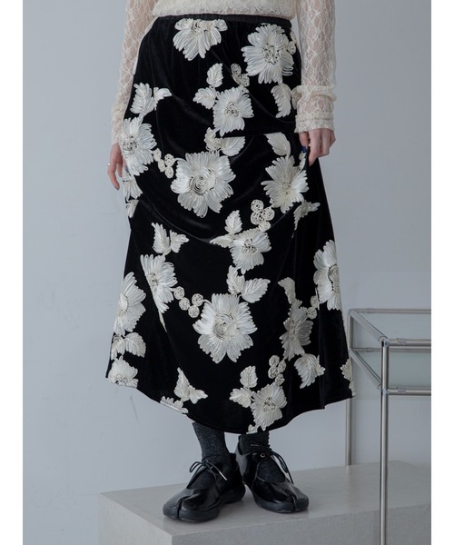 VACANCY（ヴァカンシー）の「花柄ロープ刺繍ナロースカート（スカート・レディース・ホワイト/ブラック・FREE）」の11枚目の写真