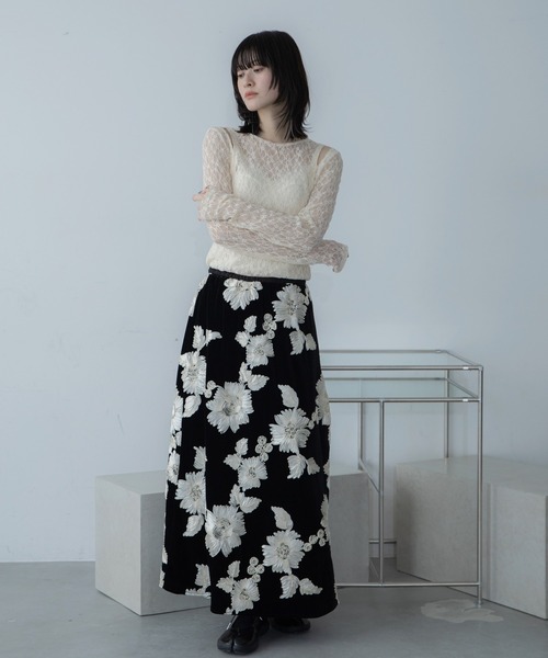 VACANCY（ヴァカンシー）の「花柄ロープ刺繍ナロースカート（スカート・レディース・ホワイト/ブラック・FREE）」の4枚目の写真
