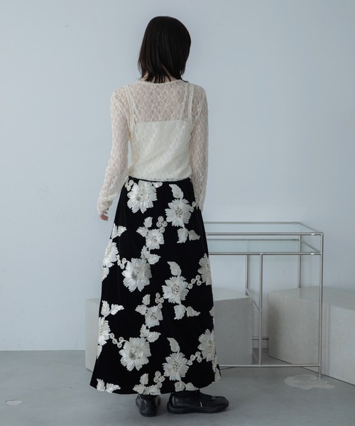 VACANCY（ヴァカンシー）の「花柄ロープ刺繍ナロースカート（スカート・レディース・ホワイト/ブラック・FREE）」の5枚目の写真
