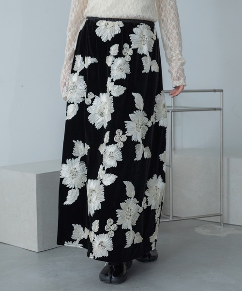 VACANCY（ヴァカンシー）の「花柄ロープ刺繍ナロースカート（スカート・レディース・ホワイト/ブラック・FREE）」の6枚目の写真