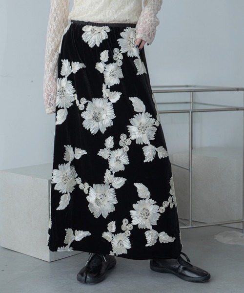 VACANCY（ヴァカンシー）の「花柄ロープ刺繍ナロースカート（スカート・レディース・ホワイト/ブラック・FREE）」の7枚目の写真