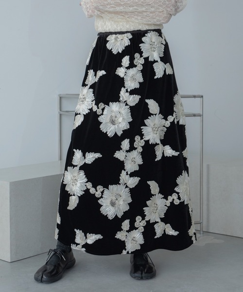 VACANCY（ヴァカンシー）の「花柄ロープ刺繍ナロースカート（スカート・レディース・ホワイト/ブラック・FREE）」の8枚目の写真