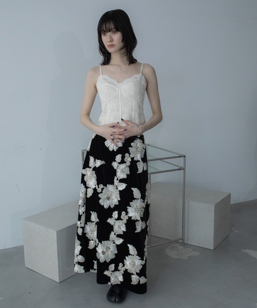 VACANCY（ヴァカンシー）の「花柄ロープ刺繍ナロースカート（スカート・レディース・ホワイト/ブラック・FREE）」の13枚目の写真