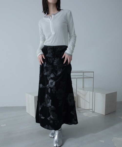 VACANCY（ヴァカンシー）の「花柄ロープ刺繍ナロースカート（スカート・レディース・ホワイト/ブラック・FREE）」の17枚目の写真