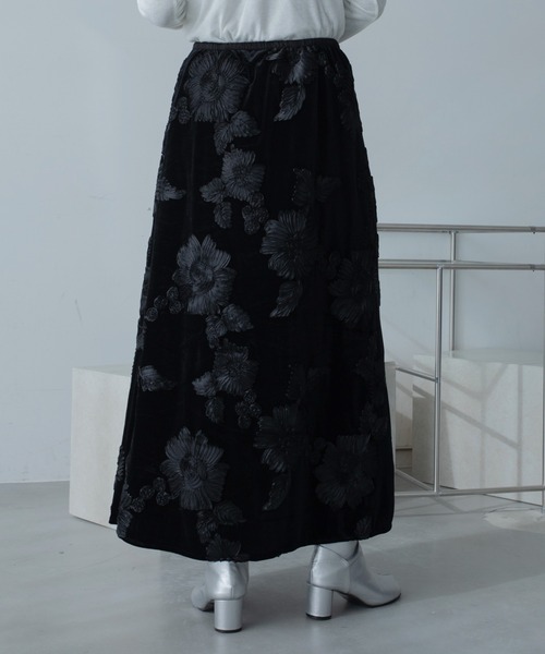 VACANCY（ヴァカンシー）の「花柄ロープ刺繍ナロースカート（スカート・レディース・ホワイト/ブラック・FREE）」の16枚目の写真