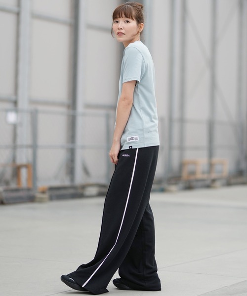 adidas(アディダス)の「adidas/アディダス W MINIシシュウグラフィックTシャツ CA608(Tシャツ/カットソー・レディース・セージグリーン/ホワイト・L/M)」の9枚目の写真