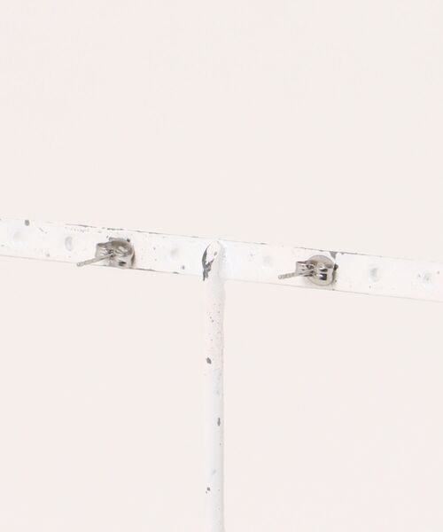 Daniel Wellington(ダニエルウェリントン)の「Mirelle Solitaire Stud Earring ローズゴールド/ゴールド/シルバー(ピアス(両耳用)・レディース・シルバー・ONE SIZE)」の10枚目の写真