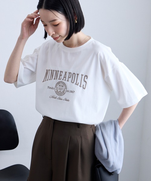 Aunely（オーネリー）の「【Aunely】涼しげ アーバンニュアンス アソート グラフィック 半袖 Tシャツ ＜YOSOOIシリーズ＞（Tシャツ/カットソー・レディース・スミクロ/ブラック系2/オフホワイト/ホワイト系2/グレイッシュベージュ/ホワイト系/ブラック系/ネイビー・M/L）」の2枚目の写真