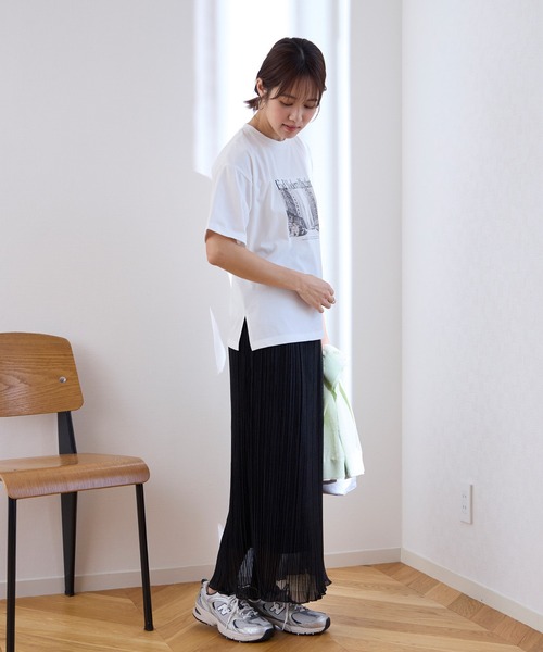 Aunely（オーネリー）の「【Aunely】涼しげ アーバンニュアンス アソート グラフィック 半袖 Tシャツ ＜YOSOOIシリーズ＞（Tシャツ/カットソー・レディース・スミクロ/ブラック系2/オフホワイト/ホワイト系2/グレイッシュベージュ/ホワイト系/ブラック系/ネイビー・M/L）」の9枚目の写真