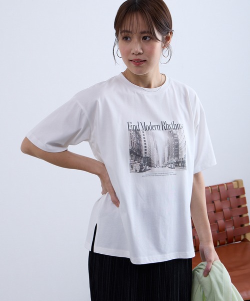 Aunely（オーネリー）の「【Aunely】涼しげ アーバンニュアンス アソート グラフィック 半袖 Tシャツ ＜YOSOOIシリーズ＞（Tシャツ/カットソー・レディース・スミクロ/ブラック系2/オフホワイト/ホワイト系2/グレイッシュベージュ/ホワイト系/ブラック系/ネイビー・M/L）」の11枚目の写真