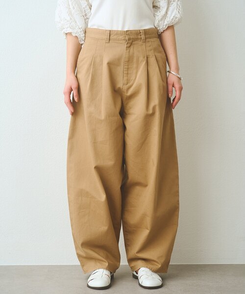 Whim Gazette(ウィムガゼット)の「タックチノパンツ(チノパンツ・レディース・ベージュ・38/36/34)」の2枚目の写真