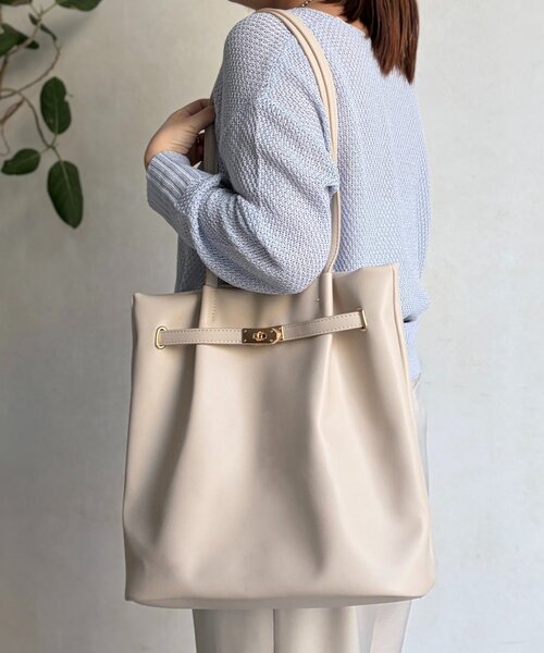 Chez toi（シェトワ）の「合皮グレイスフロントベルトトート（トートバッグ・レディース・アイボリー/ブラック/ベージュ・FREE）」の2枚目の写真