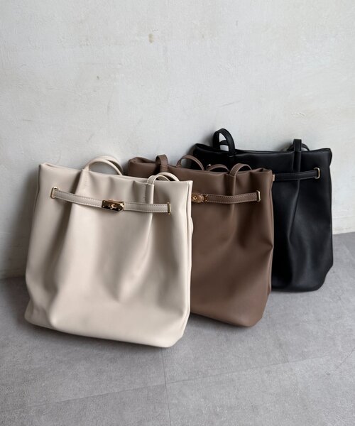 Chez toi（シェトワ）の「合皮グレイスフロントベルトトート（トートバッグ・レディース・アイボリー/ブラック/ベージュ・FREE）」の4枚目の写真