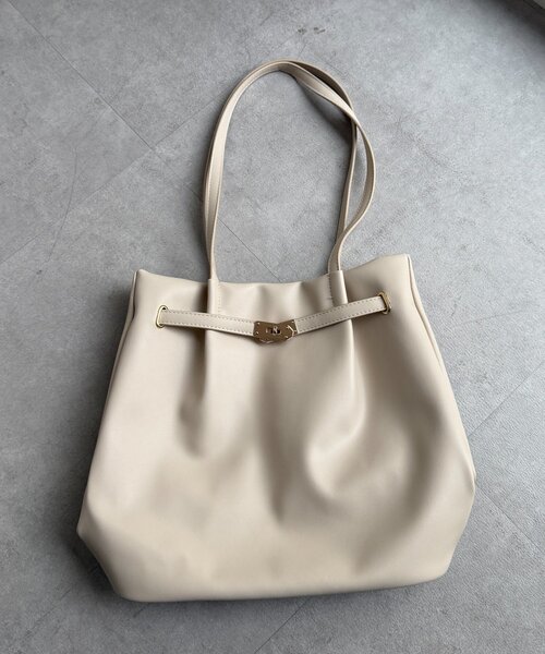 Chez toi（シェトワ）の「合皮グレイスフロントベルトトート（トートバッグ・レディース・アイボリー/ブラック/ベージュ・FREE）」の5枚目の写真
