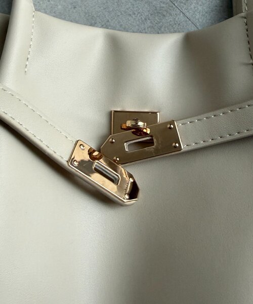 Chez toi（シェトワ）の「合皮グレイスフロントベルトトート（トートバッグ・レディース・アイボリー/ブラック/ベージュ・FREE）」の7枚目の写真
