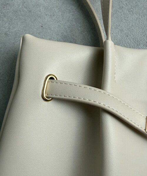 Chez toi（シェトワ）の「合皮グレイスフロントベルトトート（トートバッグ・レディース・アイボリー/ブラック/ベージュ・FREE）」の8枚目の写真