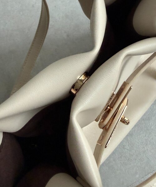 Chez toi（シェトワ）の「合皮グレイスフロントベルトトート（トートバッグ・レディース・アイボリー/ブラック/ベージュ・FREE）」の9枚目の写真