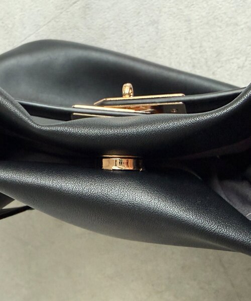 Chez toi（シェトワ）の「合皮グレイスフロントベルトトート（トートバッグ・レディース・アイボリー/ブラック/ベージュ・FREE）」の16枚目の写真