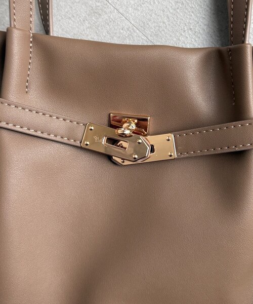 Chez toi（シェトワ）の「合皮グレイスフロントベルトトート（トートバッグ・レディース・アイボリー/ブラック/ベージュ・FREE）」の21枚目の写真