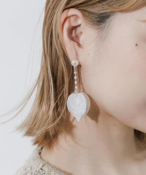 SMELLY(スメリー)の「ペタルドロップパールスウィングピアス(ピアス(両耳用)・レディース・シルバー系その他・-)」の2枚目の写真