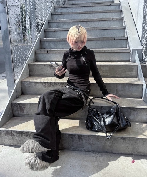 Never mind the XU / Chikashitsu+（ネバーマインド ザ エックスユー / チカシツプラス）の「【nmtc+】2way belt vintage shoulder Bag / 【エヌエムティーシープラス】ツーウェイベルトビンテージショルダーバッグ（ショルダーバッグ・メンズ・ブラック/ホワイト/ブラック系その他/シルバー・ONE SIZE）」の12枚目の写真