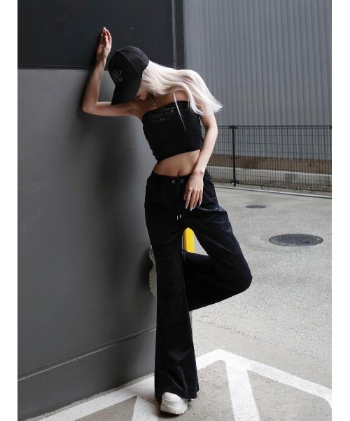 Darich(ダーリッチ)の「シグネチャーDRベロアフレアパンツ(その他パンツ・レディース・ホワイト/ベビーピンク/ブラック・FREE)」の4枚目の写真