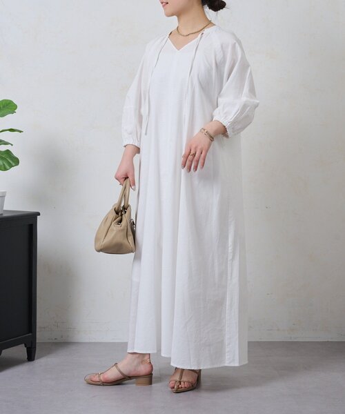 Jena espace merveilleux（ジェナ　エスパスメルヴェイユ）の「キーネックリネンワンピ（ワンピース・レディース・ブラック/ブルー/オフホワイト・FREE）」の4枚目の写真