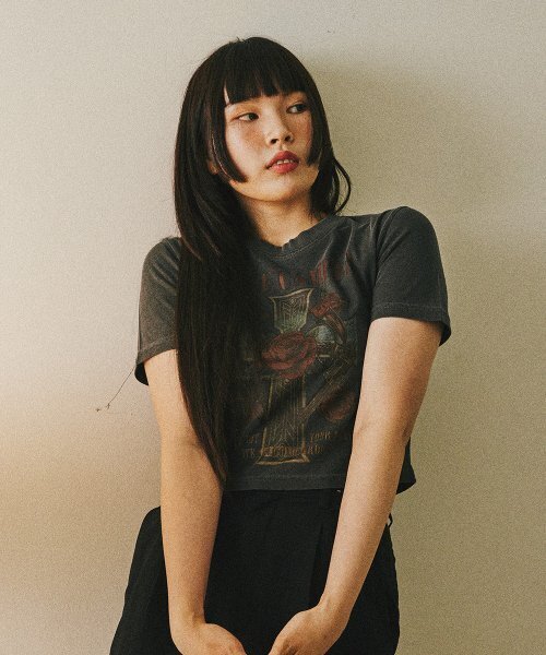 FAKE CAMPER（フェイクキャンパー）の「ウィメンズフラワーグラフィックピグメントクロップ半袖Tシャツ[チャコール]（Tシャツ/カットソー・メンズ・チャコールグレー・FREE）」の3枚目の写真