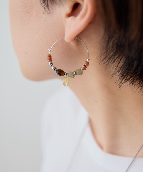 ear PAPILLONNER(イアパピヨネ)の「ワントーンフープピアス(ピアス(両耳用)・レディース・ブラウン/ホワイト・FREE)」の2枚目の写真