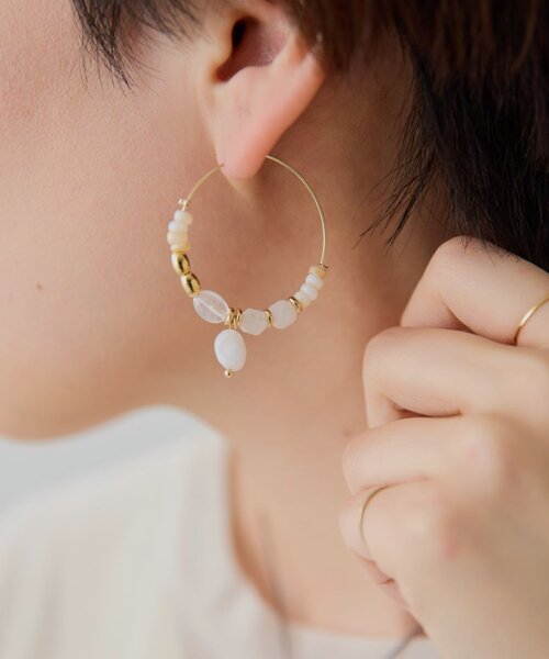 ear PAPILLONNER(イアパピヨネ)の「ワントーンフープピアス(ピアス(両耳用)・レディース・ブラウン/ホワイト・FREE)」の6枚目の写真