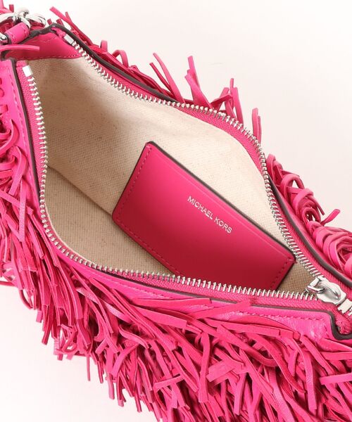 MICHAEL KORS（マイケルコース）の「NOLITA フリンジ レザー ポシェット ショルダーバッグ ミディアム（ショルダーバッグ・レディース・ピンク系・FREE）」の6枚目の写真