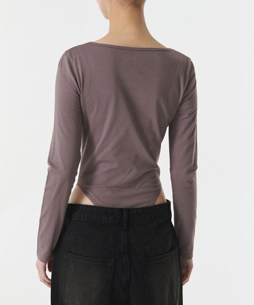 MUSINSA STANDARD WOMAN（ムシンサスタンダードウーマン）の「ウィメンズスクエアネック長袖ボディスーツ[レッドブラウン]（Tシャツ/カットソー・レディース・その他・SMALL/MEDIUM/LARGE/X-SMALL）」の3枚目の写真
