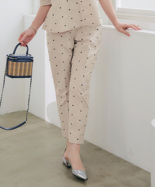 Liala×PG(リアラバイピージー)の「ドット 刺しゅう センタープレス パンツ Liala×PG(その他パンツ・レディース・ブラック/ベージュ・S/M)」の2枚目の写真