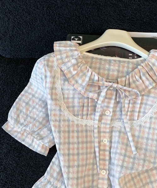 LUCPY（ラクピー）の「パステルチェックフリルネックブラウス（シャツ/ブラウス・レディース・ピンク/ブルー・SMALL/LARGE/MEDIUM）」の3枚目の写真