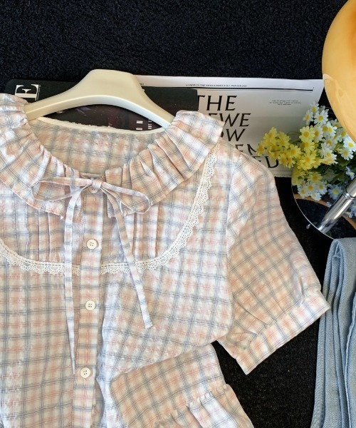 LUCPY（ラクピー）の「パステルチェックフリルネックブラウス（シャツ/ブラウス・レディース・ピンク/ブルー・SMALL/LARGE/MEDIUM）」の4枚目の写真