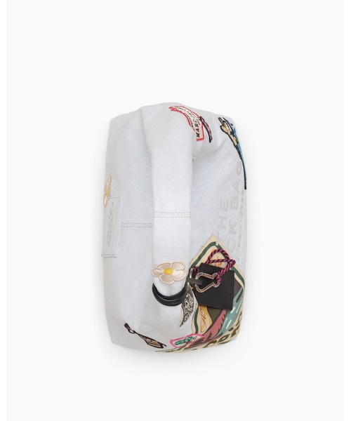 MARC JACOBS(マークジェイコブス)の「【新製品】THE CAMP PATCHWORK DENIM SACK BAG/ザ キャンプ パッチワーク デニム サック バッグ(ショルダーバッグ・レディース・ライトブルー・ONE SIZE)」の6枚目の写真