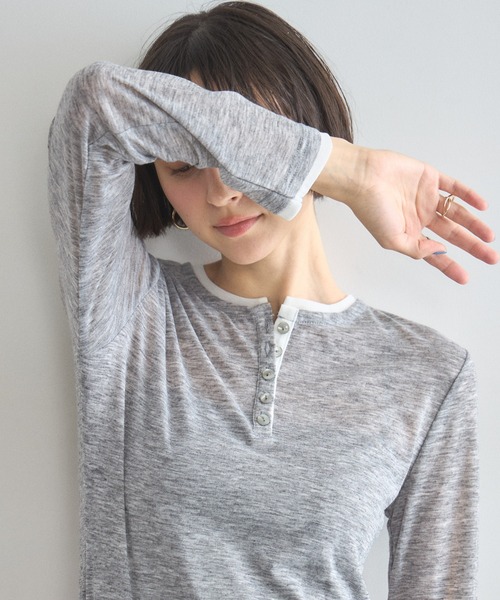 &. NOSTALGIA(アンドドットノスタルジア)の「配色ヘンリーネックシアートップス(Tシャツ/カットソー・レディース・グレー/ブラウン/ブラック・M)」の2枚目の写真
