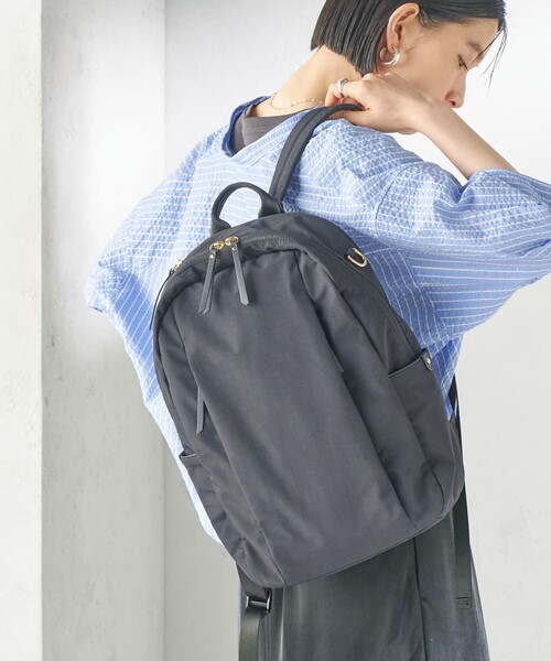 SHIPS（シップス）の「【WEB限定】Hyman Roth:〈撥水加工〉ナイロン バック パック（バックパック/リュック・レディース・ベージュ/ブラック・ONE SIZE）」の2枚目の写真