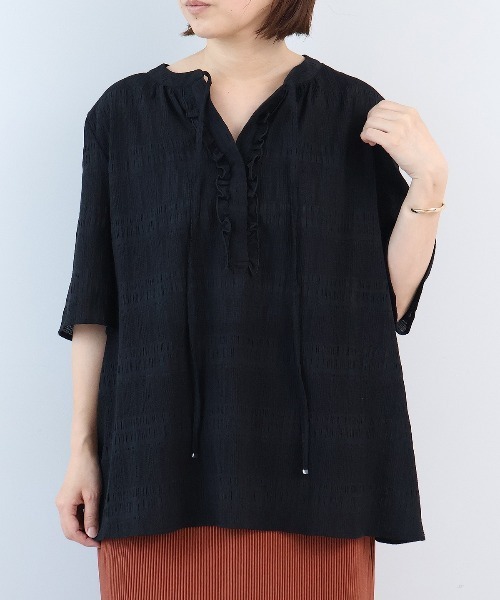 leswel(レスウェル)の「【M~5L】シャーリングドビーフロントフリルブラウス(シャツ/ブラウス・レディース・イエロー/ブラウン/ブラック・L/LL/3L/4L/5L/M)」の2枚目の写真