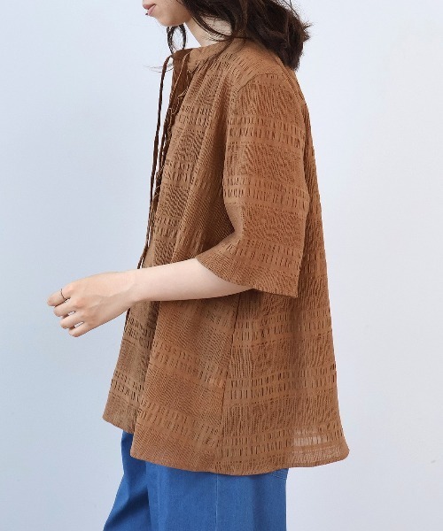 leswel(レスウェル)の「【M~5L】シャーリングドビーフロントフリルブラウス(シャツ/ブラウス・レディース・イエロー/ブラウン/ブラック・L/LL/3L/4L/5L/M)」の13枚目の写真